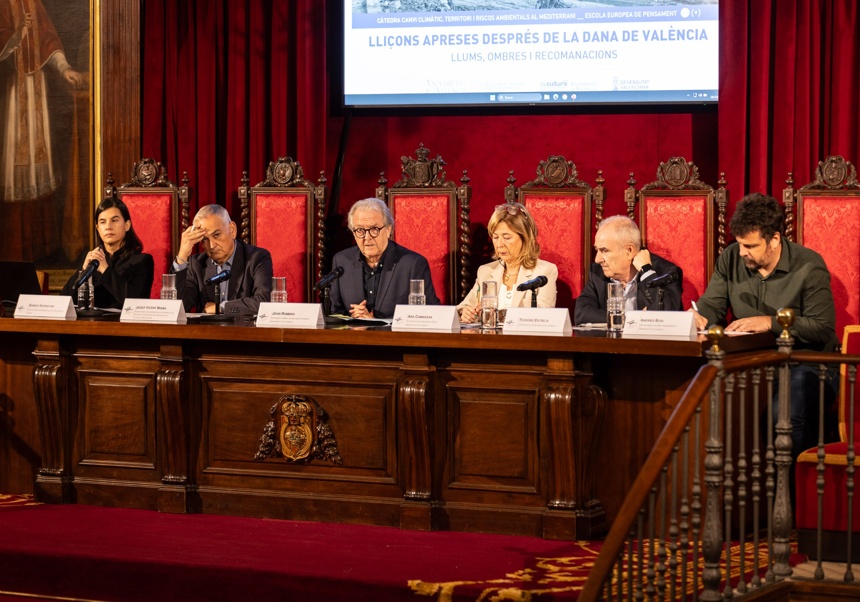 Primera taula sobre el seminari que la UV va dedicar a les lliçons apreses de la dana.